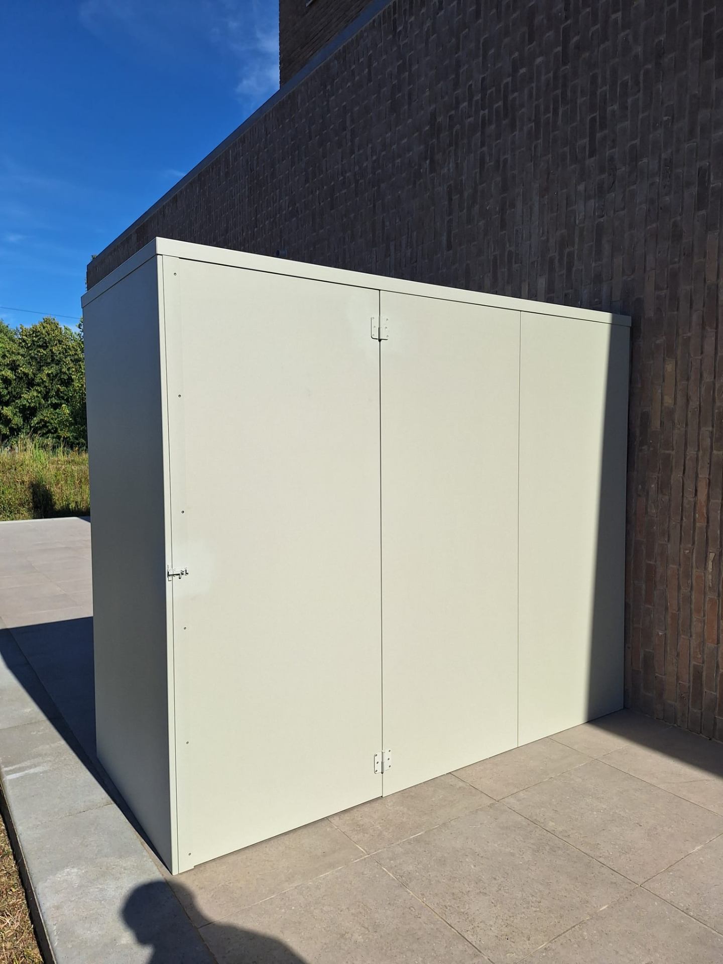 Volledig geplaatste gepoederlakte aluminium buitenkast — driedelig deurfront, afgewerkt
