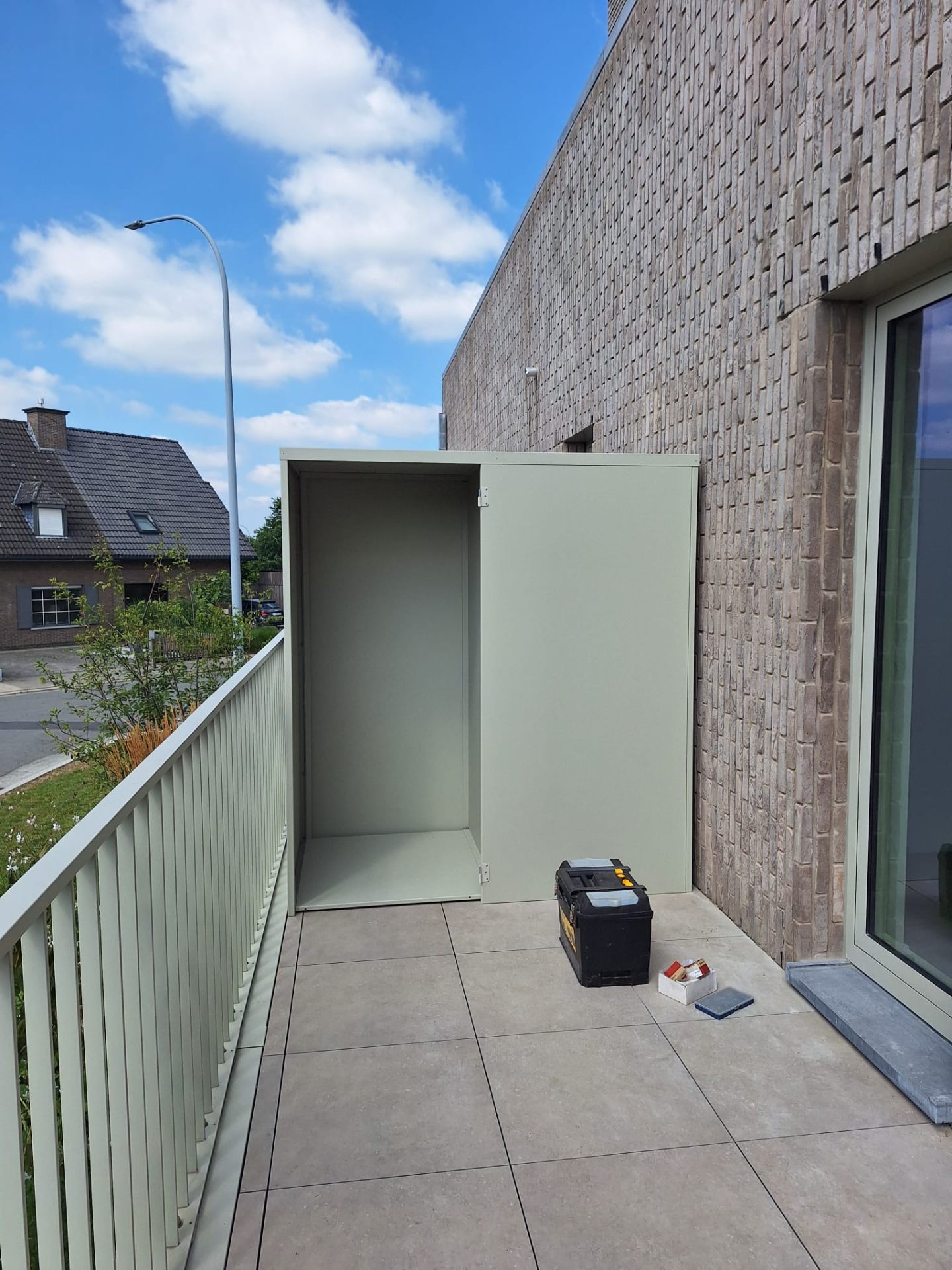 Aluminium buitenkast op maat in halfopen opbouwfase, met zicht op de interne structuur