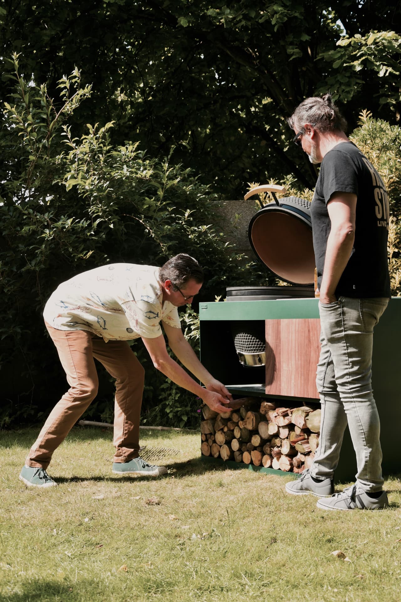 Uitschuifbaar houten plateau en houtberging in het BBQ-onderstel op maat in Gistel